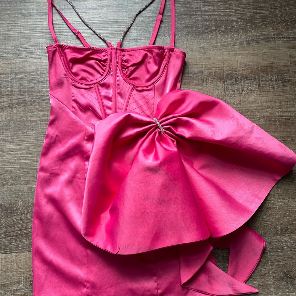 Elegant Pink Satin Dress with Bow Detail